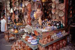 Image du Maroc Professionnelle de  A l'entrée de l'allée marchande du Souk Semmarine des marchands de poteries artisanales ainsi que d'autres produits destinés aux touristes et aux résidents, Dimanche 18 Août 1997.  (Photo / Abdeljalil Bounhar) 